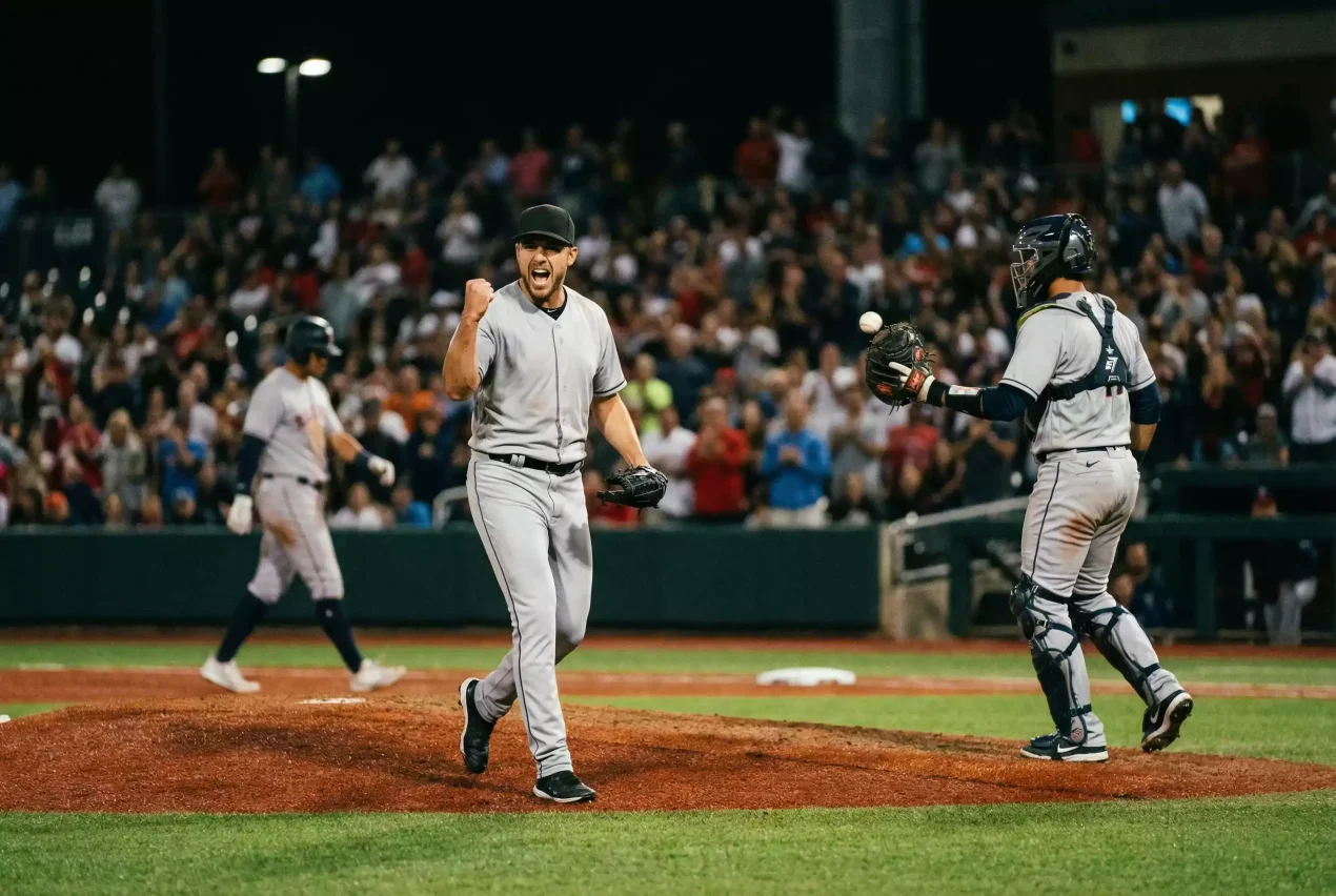 Baseball Player Props — Pitcher wirft Strikeout im MLB-Spiel unter Flutlicht